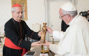 El Cardenal Poli obsequia al Papa una imagen del Santo Cura Brochero, canonizado el domingo 16 de octubre. Foto: L'Osservatore Romano 