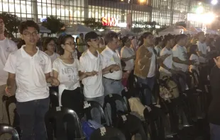 Familias en exteriores del Mall of Asia Arena de Manila. Foto: Álvaro de Juana / ACI Prensa. 