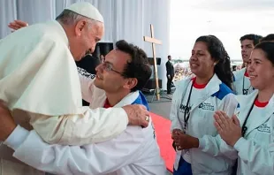 El Papa Francisco con jóvenes paraguayos / Foto: L'Osservatore Romano 