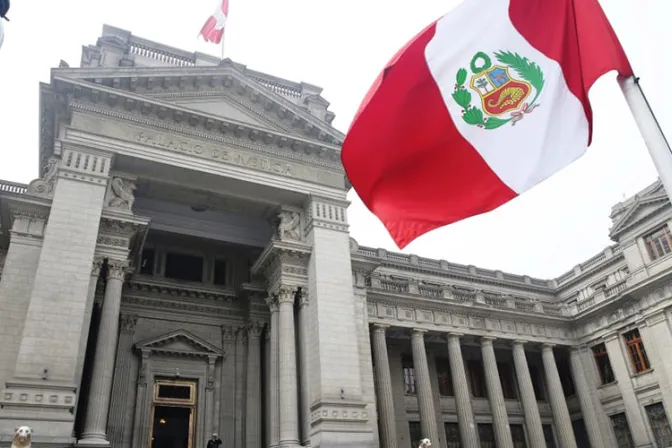 Corte Suprema del Perú aprueba “enfoque de género” en currículo escolar 