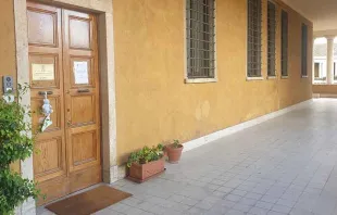 Parte frontal de oficinas de Scholas Occurrentes en el Palacio San Calixto, Propiedad extraterritorial del Vaticano. Crédito: ACI Prensa. 