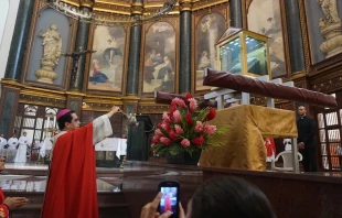 Mons. Josu00e9 Luis Escobar Alas inciensa reliquia de Beato u00d3scar Romero en Catedral de San Salvador. Foto: David Ramos / ACI Prensa. 