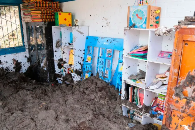 Derrumbe en escuela deja 3 niños muertos: Sacerdote lamenta tragedia