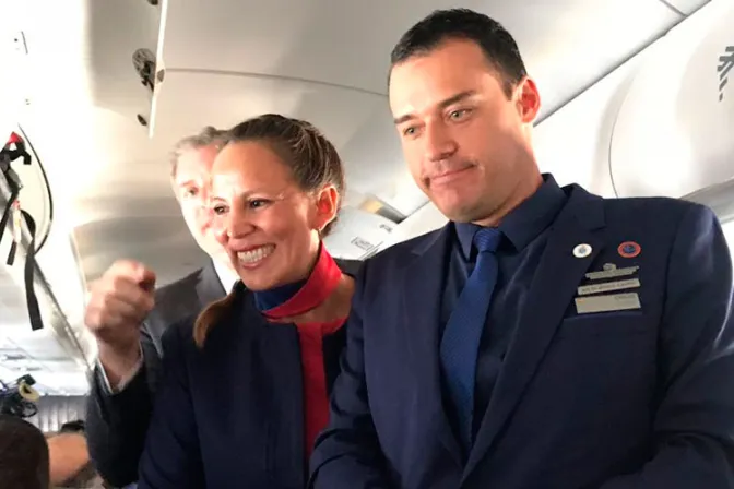 ¡Sorpresa! El Papa en Chile celebra matrimonio de tripulantes durante vuelo a Iquique