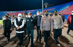 Visita del jefe de la Policía Nacional de Indonesia, Ministro de Juventud y Deportes, Gobernador de Java Oriental y Presidente de la FAI al Estadio Kanjuruhan. Crédito: Dominio Público 