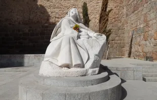 Estatua de Santa Teresa de Jesu00fas en u00c1vila (Espau00f1a). Foto: Blanca Ruiz.  