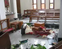 Imagen rota en la iglesia San Pedro y San Pablo tras ataque de 1500 radicales islámicos