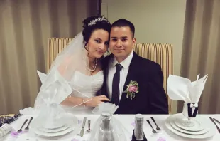 Estela y Nicolás el día de su matrimonio / Crédito: Twitter de Fr. Goyo Hidalgo  