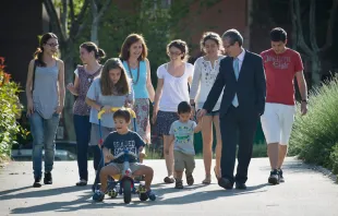 Estrella Ferrón, Eduardo García Serrano y sus ocho hijos. Foto: Fundación Acogida 