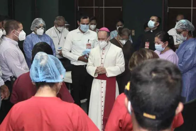 Obispo visita hospitales en frontera norte de México y bendice a enfermos y médicos