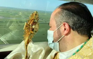 Mons. Eugenio Lira Rugarcía da la bendición con el Santísimo Sacramento desde una avioneta. Crédito: Diócesis de Matamoros. 