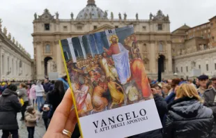 Evangelio que regaló el Papa Francisco hoy. Foto: Martha Calderón / ACI Prensa. 