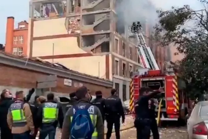 Violenta explosión destruye edificio parroquial en el centro de Madrid
