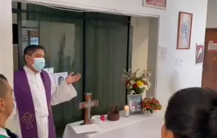Captura de video de “Alejandro”, quien se hace pasar por sacerdote en la Arquidiócesis de Acapulco. Crédito: Catedral de Nuestra Señora de la Soledad 