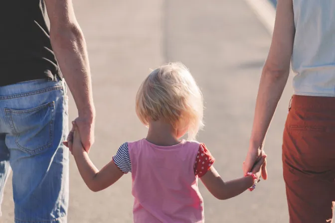 Ley que elimina palabras “padre” y “madre” en formularios escolares es ridícula, dice Obispo