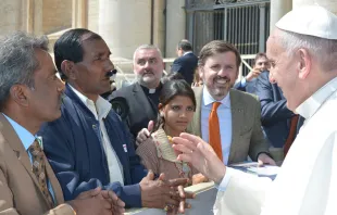 El abogado, el esposo y la hija de Asia Bibi con Ignacio Arsuaga de HazteOír saludan al Papa Francisco en el Vaticano en abril de 2015. Foto Vatican Media 