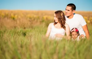 Familia en el campo. Foto: Dominio Pu00fablico  