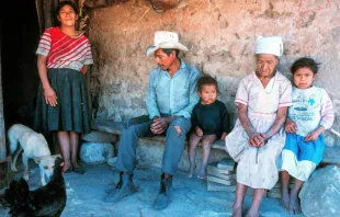 Familia hondureña frente a su casa de adobe cerca de Tegucigalpa, Honduras. Crédito: Shutterstock 
