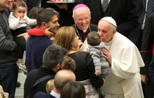 El Papa con una familia. Foto: ACI Prensa 
