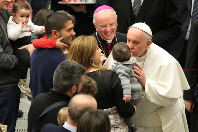 El Papa felicita a los padres en su día: Sean custodios de sus hijos como lo fue San José