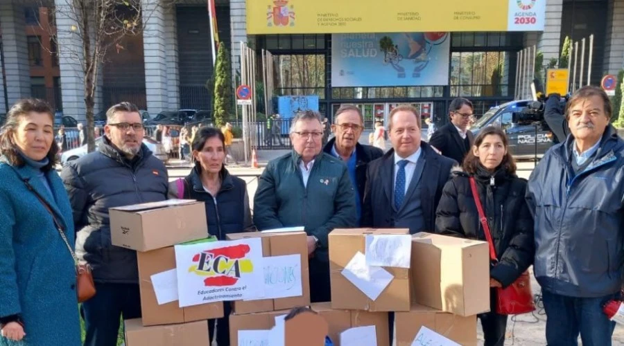 Miembros de las entidades convocantes de la protesta contra la Ley de Familias en Espau00f1a. Cru00e9dito: Familias Numerosas de Madrid?w=200&h=150