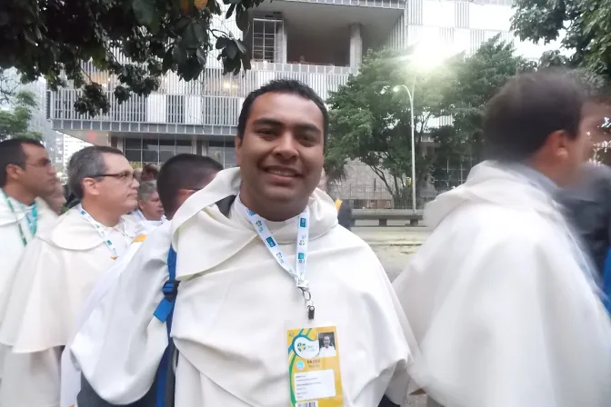 Sacerdotes y religiosas madrugan entre el frío y la lluvia para estar en Misa con el Papa