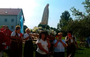 Procesión en las afueras del Santísima Virgen María de Fátima en Krisovychi (Ucrania)/ Crédito: Arquidiócesis Católica Romana de Lviv 