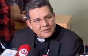 Mons. Faustino Armendáriz Jiménez en conferencia de prensa el 21 de mayo. Crédito: Captura de video / Arquidiócesis de Durango. 