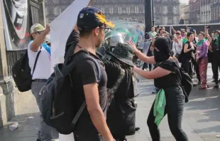Violenta feminista ataca a policía y a providas reunidos en el exterior de la Catedral Metropolitana de México. Crédito: David Ramos / ACI Prensa. 