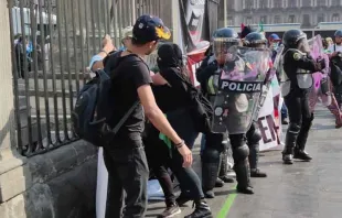 Violenta feminista ataca a policías y a providas reunidos en el exterior de la Catedral Metropolitana de México. Crédito: David Ramos / ACI Prensa. 