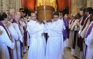 Fu00e9retro del P. Fernando Garcu00eda a la salida del funeral en la Catedral de Valladolid (Espau00f1a). Foto: Diu00f3cesis de Valladolid.  