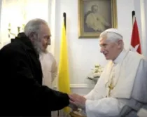 Fidel Castro saluda al Papa al inicio del encuentro de hoy (foto Gobierno de Cuba)