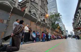 Fieles se congregaron en oración a los pies de iglesias del Centro de Ciudad de México, ante amenazas de vandalismo de colectivos feministas. Crédito: David Ramos / ACI Prensa. 