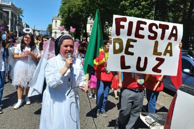 Niños y adultos celebran la Fiesta de la Luz y recuerdan a los difuntos en Chile