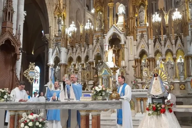 Argentina celebra a la Virgen de Luján pidiéndole esperanza