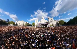 Una multitud se congregó en Madrid para celebrar la Pascua de Resurrección. Crédito: ACdP 