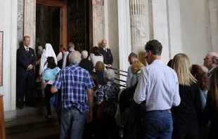 Fieles cruzan la Puerta Santa en el Vaticano / Foto: Flickr Jubilee of Mercy (CC-BY-NC-SA-2.0) 