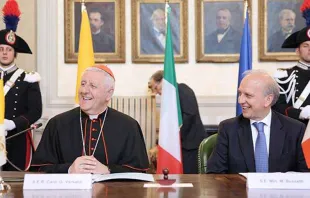 El Cardenal Giuseppe Versaldi firma acuerdo con Italia. Foto: MIUR 