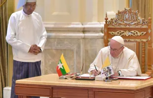 El Papa firma en el Libro de Autoridades. Foto: L'Osservatore Romano 
