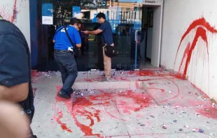 Con pintura y otros objetos, el grupo feminista atacó una sede de la Fiscalía de El Salvador. Crédito: Fiscalía General de la República de El Salvador. 