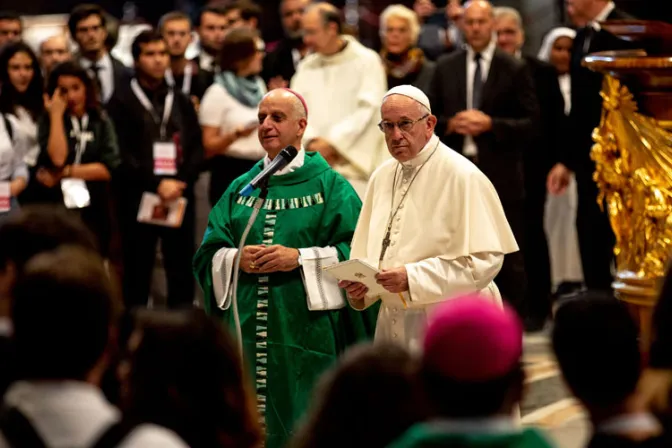 Padres Sinodales peregrinan a San Pedro y hacen la profesión de fe con el Papa