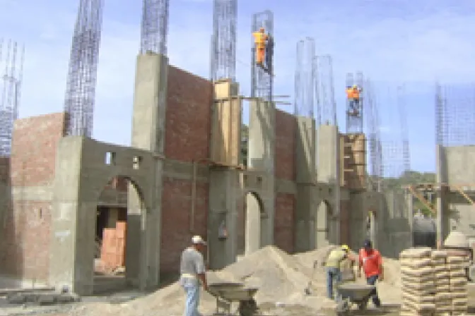 Reconstrucción de templo da esperanza a pueblo del sur peruano devastado por sismo