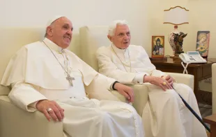 Benedicto XVI y el Papa Francisco en el encuentro de hoy. Foto L'Osservatore Romano  