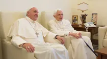 Benedicto XVI y el Papa Francisco en el encuentro de hoy. Foto L'Osservatore Romano 