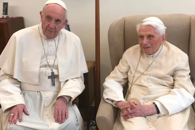 Papa Francisco visita a Benedicto XVI para saludarlo por Pascuas y por su cumpleaños