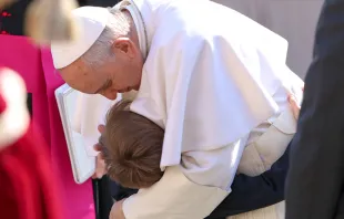 El Papa Francisco abrazando a un niño / Foto: Daniel Ibáñez (ACI Prensa) 