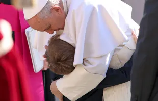 Papa Francisco abraza a un niño en la Plaza de San Pedro. Foto: Daniel Ibáñez / ACI Prensa. 