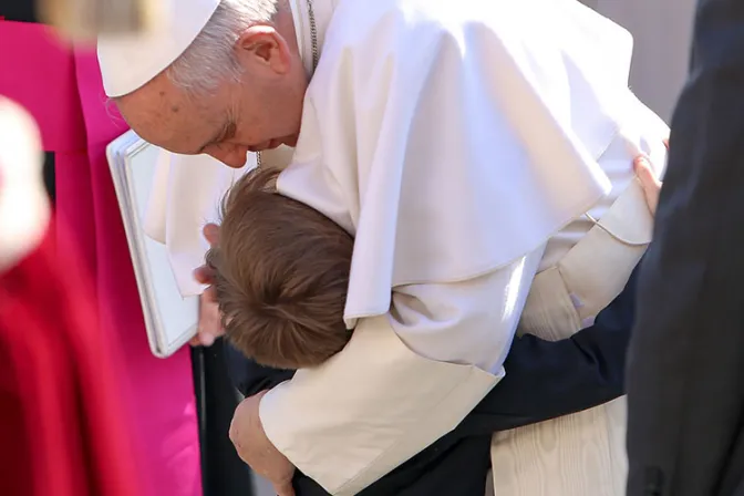 Dejen el látigo colgado en la sacristía y sean pastores tiernos, pide el Papa a sacerdotes