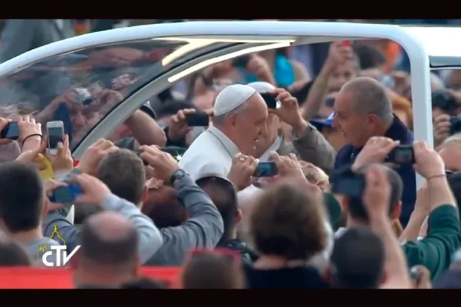 [VIDEO] El Papa Francisco detiene el papamóvil e invita a subir a un conocido