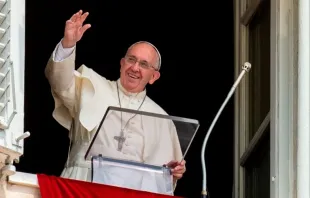 El Papa Francisco saluda a los fieles tras el rezo del Ángelus. Imagen: L'Osservatore Romano 